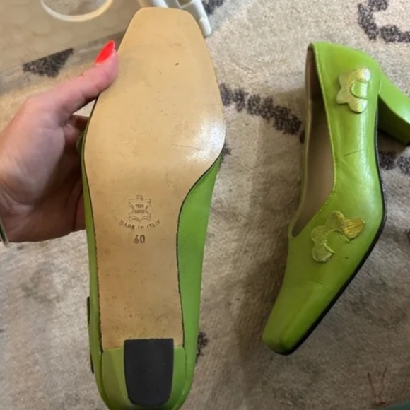 UNREAL real leather green heels with beautiful flower details * accepting offers - Picture 4 of 7